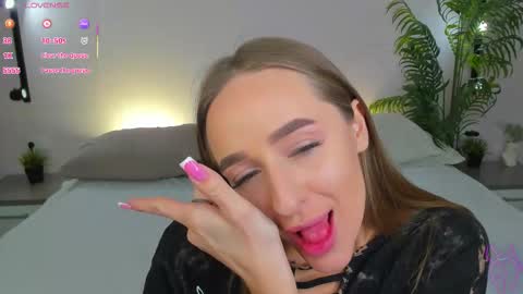 Mia online show from 10-24-25, 01:46