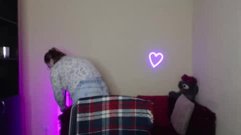 Snapshot of alicia_side_red chatting on 04-03-26, 05:27 Alicia online show from 04-03-26, 05:27