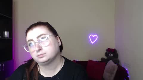 Snapshot of alicia_side_red chatting on 04-13-26, 11:27 Alicia online show from 04-13-26, 11:27