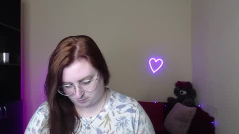 Snapshot of alicia_side_red chatting on 04-16-26, 11:22 Alicia online show from 04-16-26, 11:22