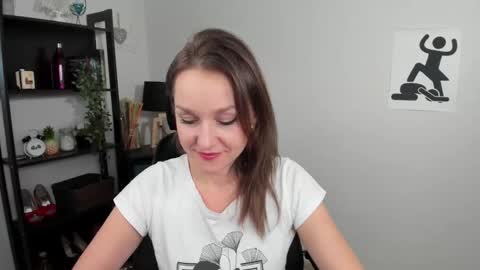 Snapshot of alicialux chatting on 12-18-24, 03:00 Alicia online show from 12-18-24, 03:00