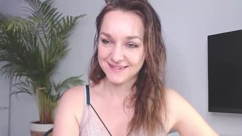 Snapshot of alicialux chatting on 01-27-25, 07:56 Alicia online show from 01-27-25, 07:56