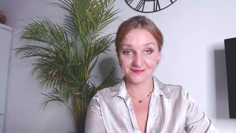 Snapshot of alicialux chatting on 10-27-25, 04:11 Alicia online show from 10-27-25, 04:11