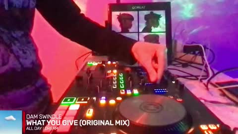 Snapshot of alien8720 chatting on 11-03-25, 05:58 busco rockera online show from 11-03-25, 05:58