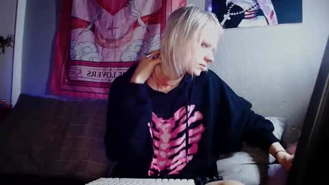 Snapshot of alien_bella chatting on 02-09-26, 04:11 Alien Bella online show from 02-09-26, 04:11