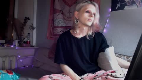 Snapshot of alien_bella chatting on 03-14-26, 08:58 Alien Bella online show from 03-14-26, 08:58