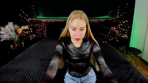 Snapshot of alina__blonde chatting on 09-14-25, 12:04 Alina online show from 09-14-25, 12:04