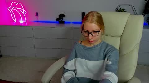 Snapshot of alina__blonde chatting on 09-26-25, 05:44 Alina online show from 09-26-25, 05:44