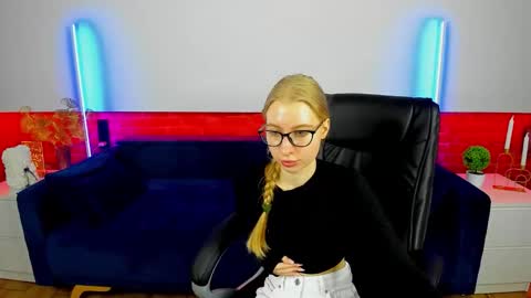 Snapshot of alina__blonde chatting on 09-30-25, 05:45 Alina online show from 09-30-25, 05:45
