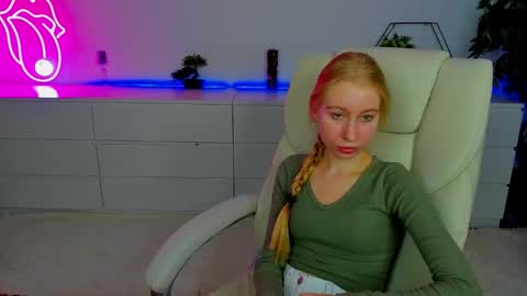 Snapshot of alina__blonde chatting on 10-01-25, 12:11 Alina online show from 10-01-25, 12:11