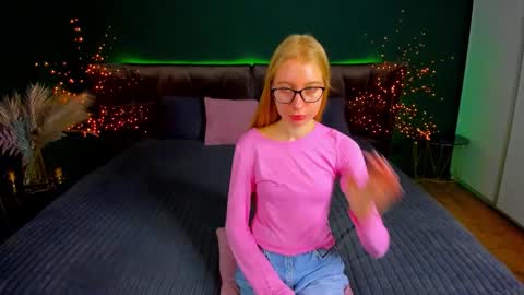 Snapshot of alina__blonde chatting on 10-04-25, 05:38 Alina online show from 10-04-25, 05:38