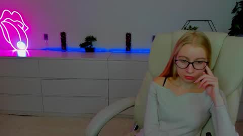 Snapshot of alina__blonde chatting on 10-08-25, 06:22 Alina online show from 10-08-25, 06:22