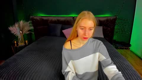 Snapshot of alina__blonde chatting on 10-09-25, 05:38 Alina online show from 10-09-25, 05:38