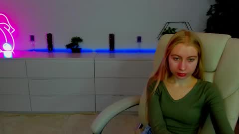 Snapshot of alina__blonde chatting on 10-15-25, 05:40 Alina online show from 10-15-25, 05:40