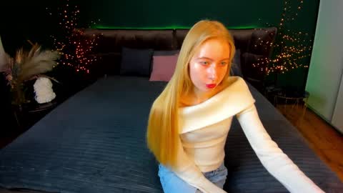 Snapshot of alina__blonde chatting on 10-25-25, 05:48 Alina online show from 10-25-25, 05:48