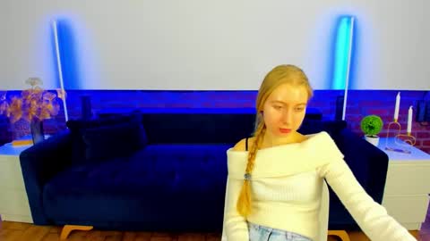 Snapshot of alina__blonde chatting on 10-27-25, 07:01 Alina online show from 10-27-25, 07:01