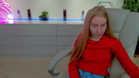 Snapshot of alina__blonde chatting on 11-01-25, 06:37 Alina online show from 11-01-25, 06:37