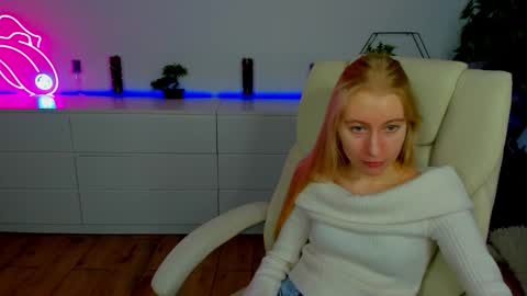 Snapshot of alina__blonde chatting on 11-03-25, 06:36 Alina online show from 11-03-25, 06:36