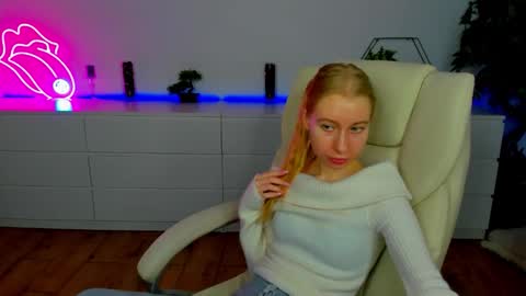 Snapshot of alina__blonde chatting on 11-13-25, 06:56 Alina online show from 11-13-25, 06:56
