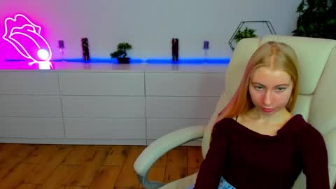 Snapshot of alina__blonde chatting on 11-15-25, 07:16 Alina online show from 11-15-25, 07:16