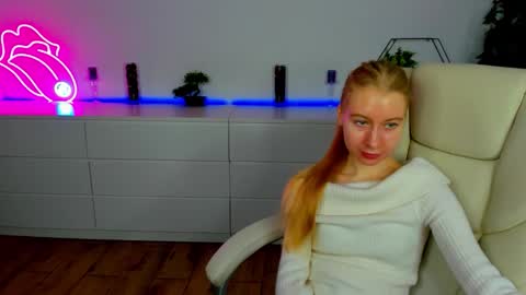 Snapshot of alina__blonde chatting on 11-18-25, 06:40 Alina online show from 11-18-25, 06:40
