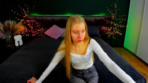 Snapshot of alina__blonde chatting on 11-23-25, 06:46 Alina online show from 11-23-25, 06:46