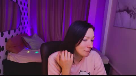 Snapshot of alina_cute_ chatting on 12-16-24, 07:00 Alina online show from 12-16-24, 07:00