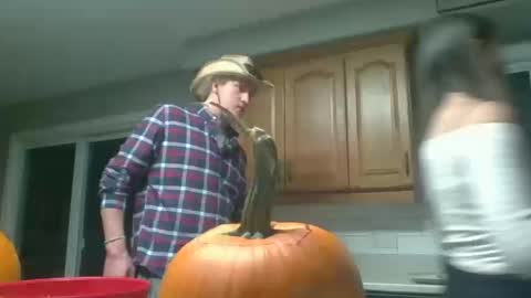 Snapshot of alinaandluke chatting on 10-18-25, 11:27 Alina and luke online show from 10-18-25, 11:27