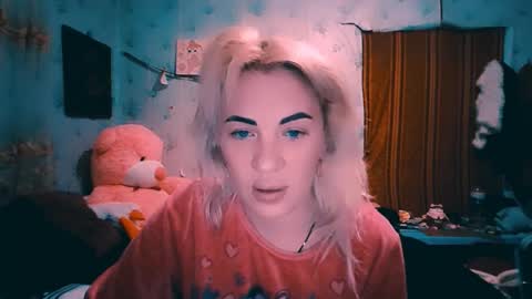 Snapshot of alinafrey_ chatting on 10-19-25, 02:07 Alina online show from 10-19-25, 02:07