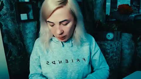 Snapshot of alinafrey_ chatting on 10-27-25, 06:28 Alina online show from 10-27-25, 06:28