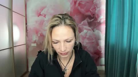 Snapshot of alinamoor chatting on 10-21-25, 05:41 AlinaMoor online show from 10-21-25, 05:41