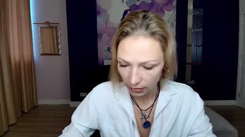 Snapshot of alinamoor chatting on 10-22-25, 05:52 AlinaMoor online show from 10-22-25, 05:52