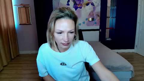 Snapshot of alinamoor chatting on 10-25-25, 06:10 AlinaMoor online show from 10-25-25, 06:10