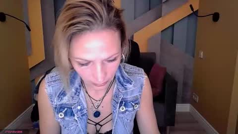 Snapshot of alinamoor chatting on 10-29-25, 06:59 AlinaMoor online show from 10-29-25, 06:59