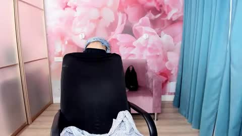 Snapshot of alinamoor chatting on 11-24-25, 06:35 AlinaMoor online show from 11-24-25, 06:35