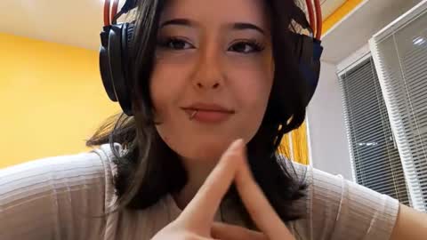 Snapshot of alisafelber chatting on 11-25-25, 04:07 Yoyo online show from 11-25-25, 04:07