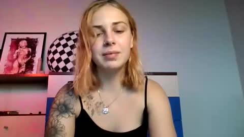 Snapshot of alismoona chatting on 10-28-25, 01:36 Alisa online show from 10-28-25, 01:36