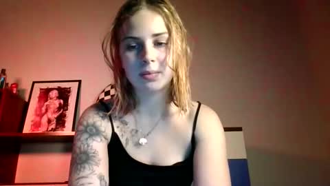 Snapshot of alismoona chatting on 10-30-25, 03:02 Alisa online show from 10-30-25, 03:02