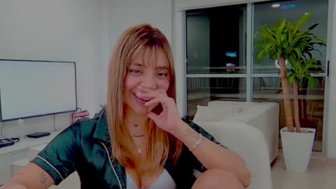 Snapshot of alisondiaz_ chatting on 12-19-24, 02:34 Alison diaz online show from 12-19-24, 02:34
