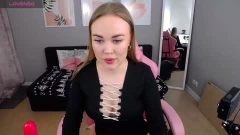 Snapshot of alisonwillow chatting on 02-08-26, 01:36 Anna online show from 02-08-26, 01:36