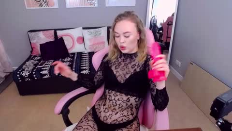 Snapshot of alisonwillow chatting on 02-21-26, 08:04 Anna online show from 02-21-26, 08:04