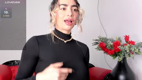 Alisson Domit  online show from 12-06-24, 01:00