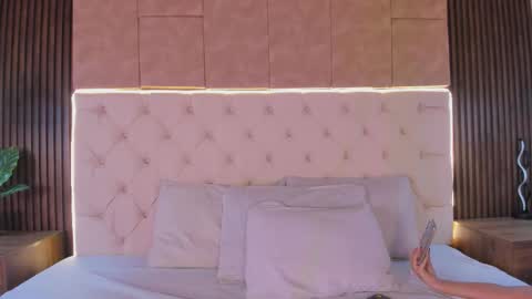 Snapshot of alissonharper19 chatting on 10-23-25, 01:21 alison online show from 10-23-25, 01:21