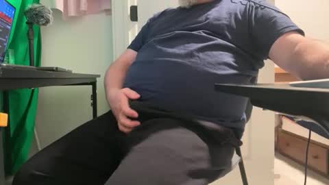 Allergictolove online show from 12-20-25, 01:56