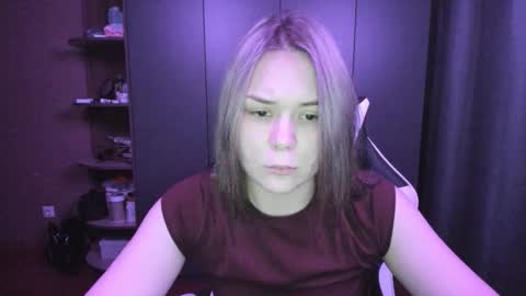 Snapshot of alli_zi chatting on 11-22-25, 01:43 Blair online show from 11-22-25, 01:43