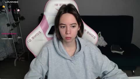 Snapshot of allie_hazie chatting on 10-15-25, 12:00 alice online show from 10-15-25, 12:00