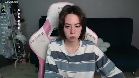 Snapshot of allie_hazie chatting on 11-01-25, 01:07 alice online show from 11-01-25, 01:07