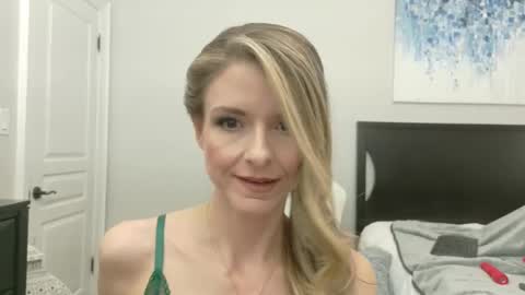 Snapshot of alluring_aurora_amor chatting on 03-04-25, 02:49 Aurora online show from 03-04-25, 02:49