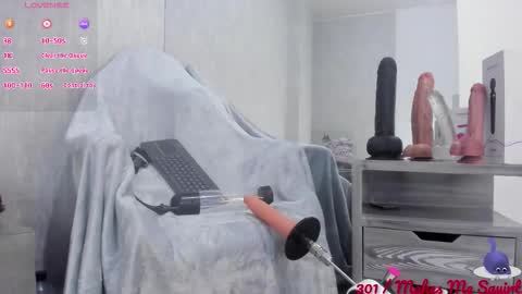 Snapshot of almazz_ chatting on 11-14-25, 08:18 Santy online show from 11-14-25, 08:18