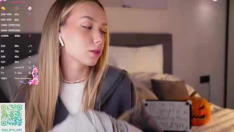 Lia online show from 10-17-25, 03:10